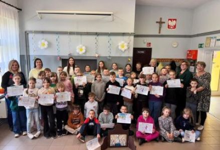 Grupa uczniów z wychowcami